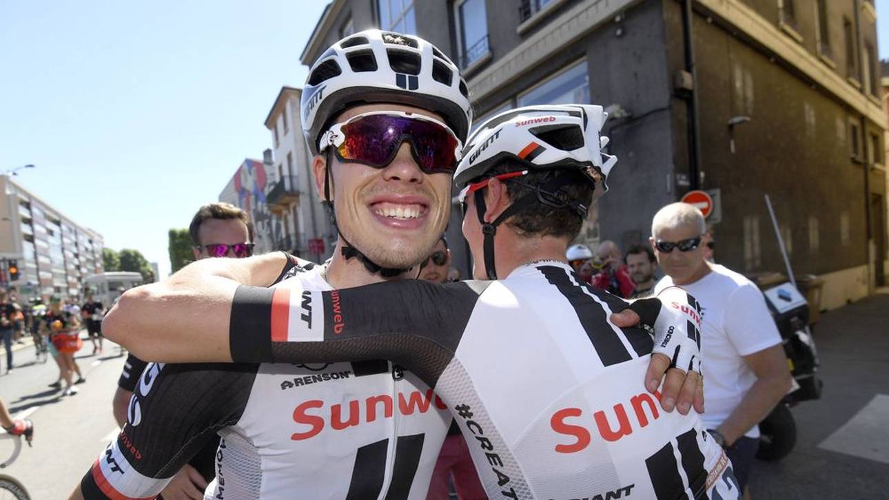 Phil Bauhaus nimmt 2017 die Glückwünsche für seinen Etappensieg beim Critérium du Dauphiné entgegen