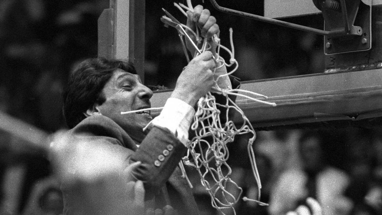 Jim Valvano, Coach der North Carolina State, schneidet nach dem Gewinn der College-Meisterschaft das Netz vom Korb
