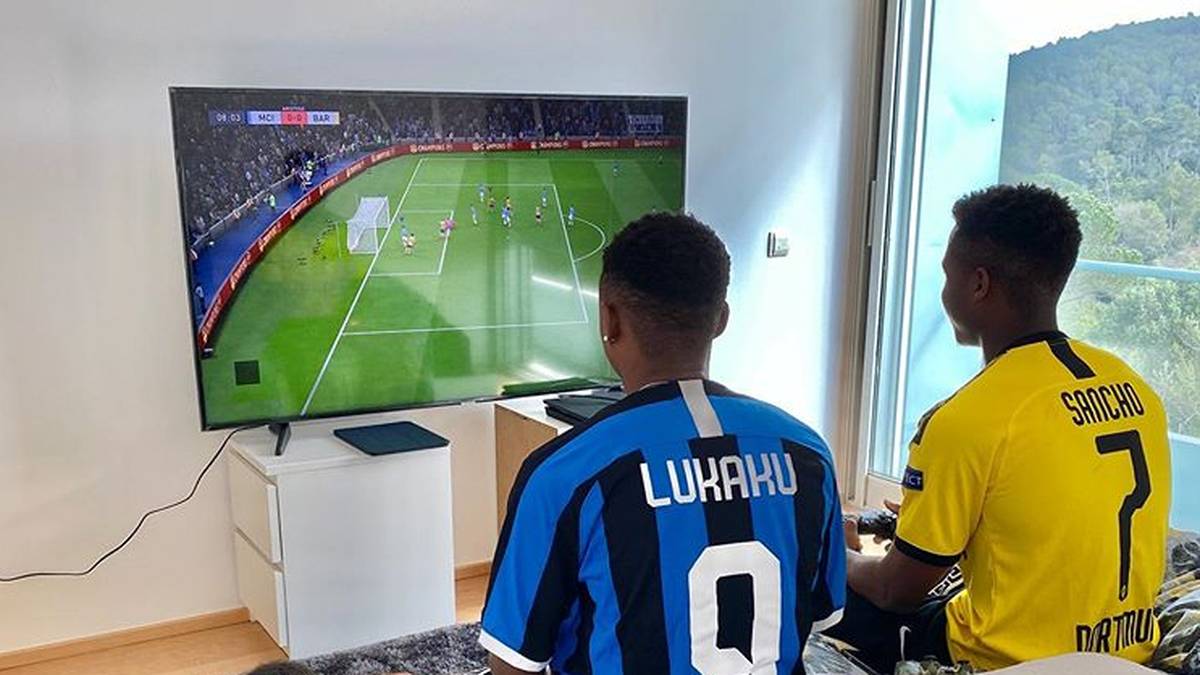 Barcas Shooting Star Ansu Fati vertreibt sich seine freie Zeit an der Konsole. Während sein Gegner sich für ein Trikot von Romelu Lukaku entschieden hat, trägt Fati das Jersey von BVB-Star Jadon Sancho