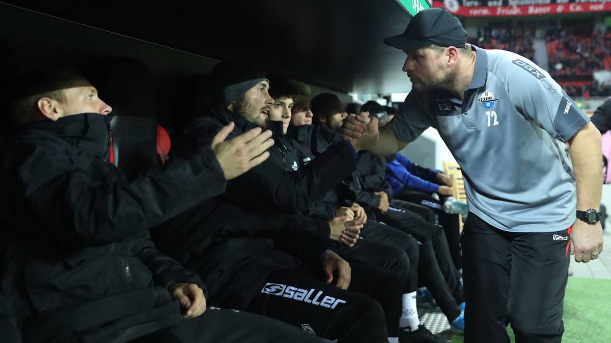 Der SCP sieht sich nicht als natürlicher Bundesligist, Baumgart könnte also sogar einen Abstieg überstehen. Er bleibt, so lange er der Klubführung das Gefühl gibt, dass er aus den bescheidenen Mitteln das Beste macht