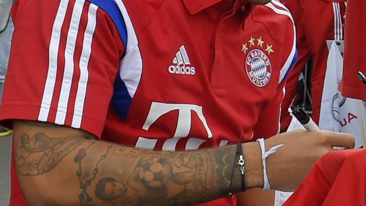 Thiagos Unterarm erzählt die Geschicht des spanischen Kickers, der mittlerweile für den FC Bayern zaubert, als Baby. Es soll ihn in Windeln an einem Strand darstellen. Der Fußball darf hier natürlich nicht fehlen
