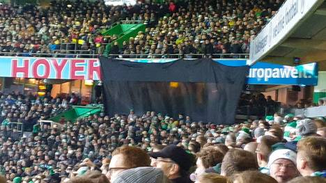 Die Loge des Stadionsponsors in Bremen wurde mit einem schwarzen Tuch abgedeckt