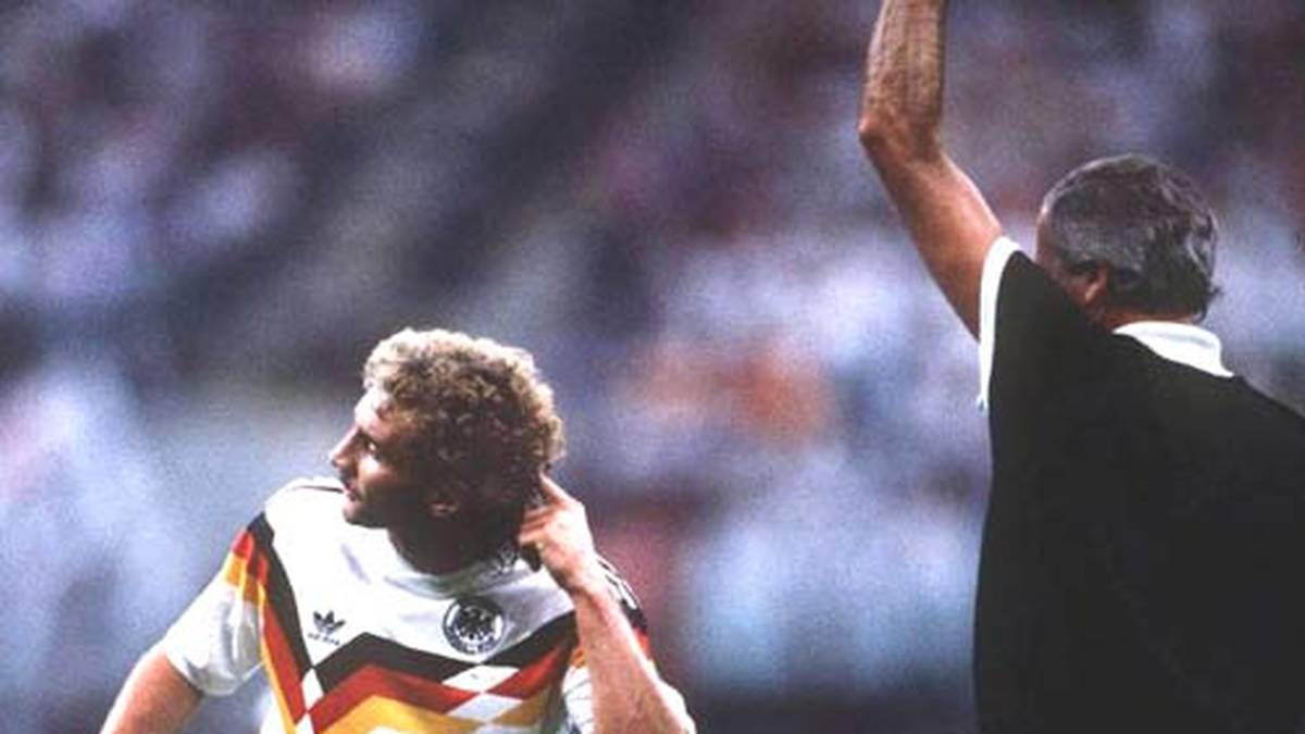 "Tante Käthe" zeigt dem Unparteiischen Juan Loustau noch an, wo er getroffen wurde