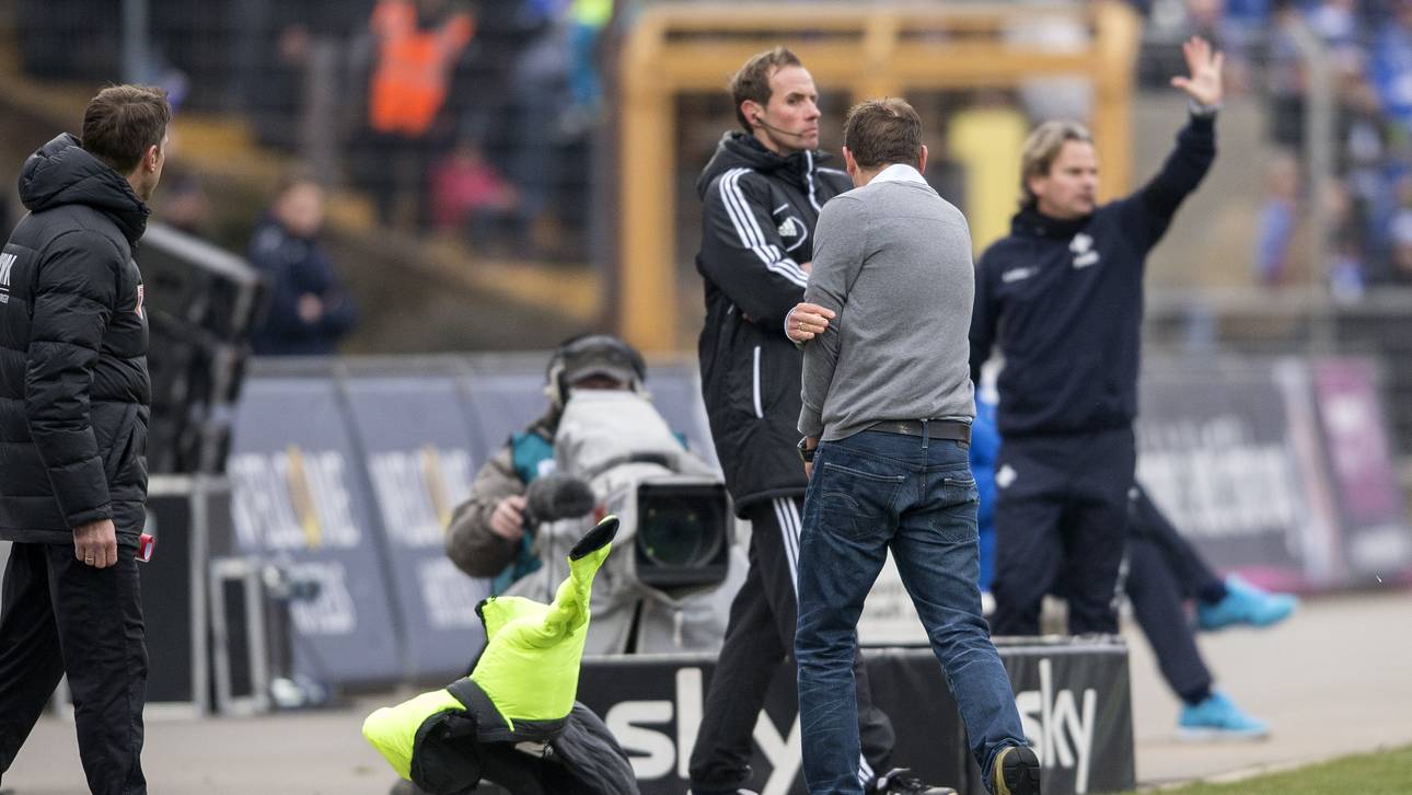 Markus Weinzierl schleudert wutentbrannt seine Jacke auf den Boden