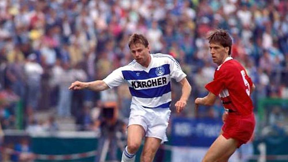 Michael Tönnies (l.) schießt Duisburg 1991 mit 29 Treffern in Liga Eins. Am 6. Spieltag schießt er gegen den KSC (mit Kahn im Tor) den schnellsten Hattrick der Bundesligageschichte