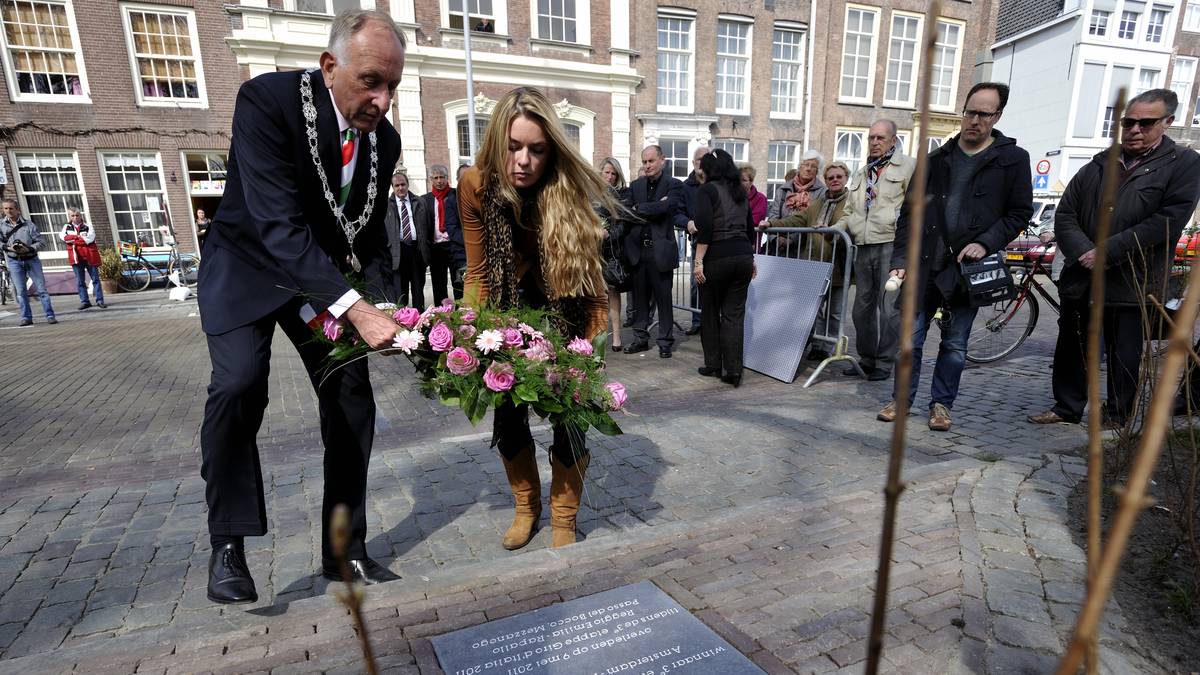 Der 26 Jahre alte Belgier hatte sich nach hinten orientieren wollen, touchierte dabei mit einem Pedal eine Mauer, wurde auf die andere Straßenseite geschleudert und schlug mit dem Gesicht auf. Die Trauer war groß