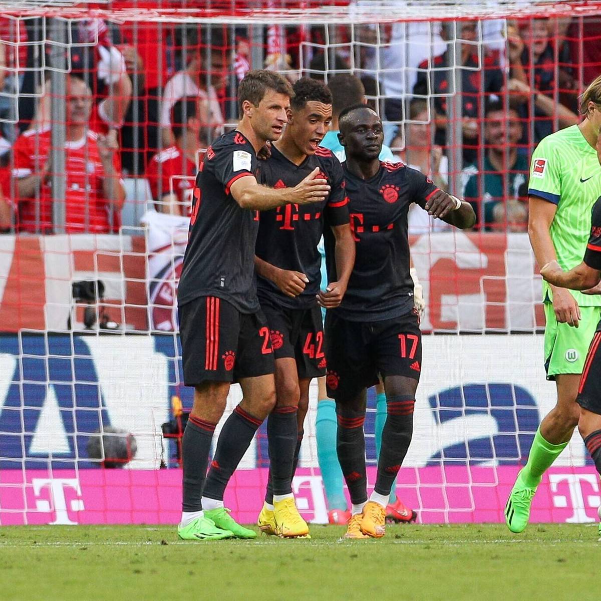 Der FC Bayern hat auch sein zweites Saisonspiel souverän gewonnen. Besonders Jamal Musiala glänzte beim 2:0-Sieg über den VfL Wolfsburg.