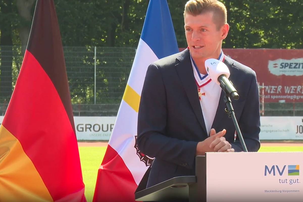 Toni Kroos wurde für sein soziales Engagement mit dem Verdienstorden des Landes Mecklenburg-Vorpommern ausgezeichnet. Bei der Zeremonie erzählt er eine Anekdote aus seiner Kindheit.