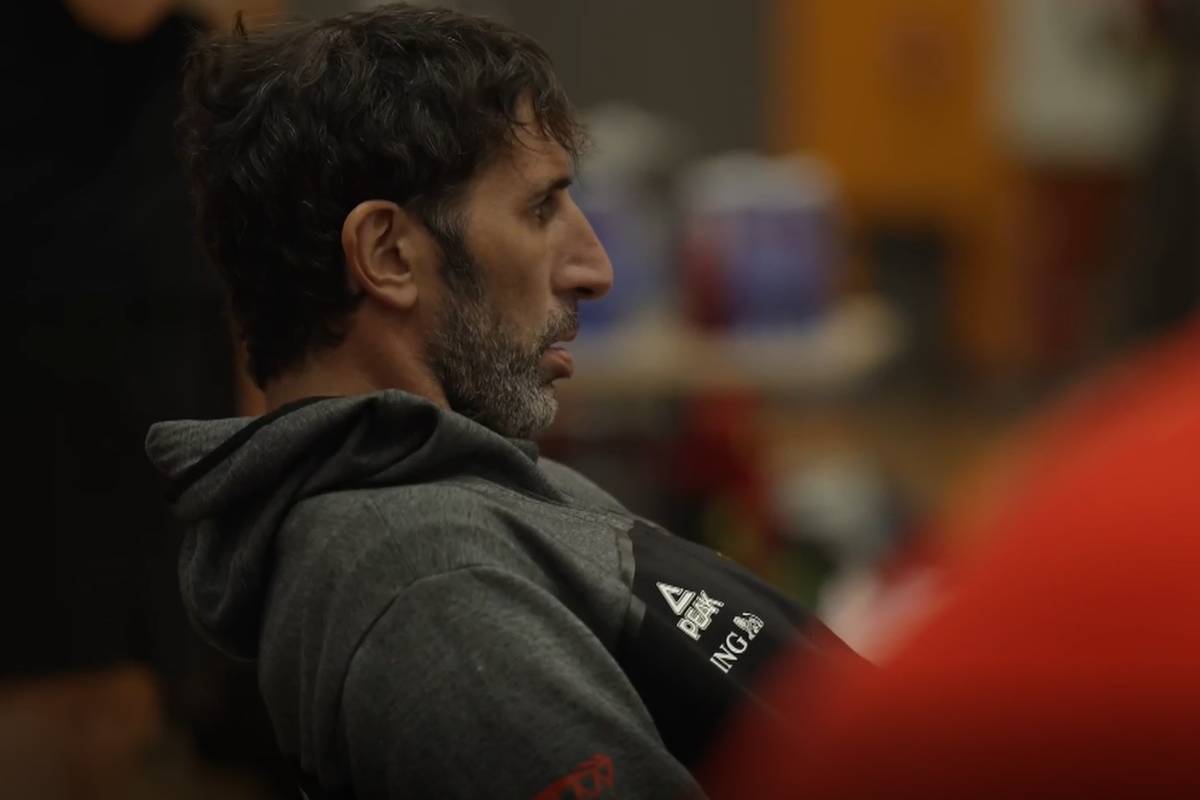 Zwar übernimmt der bisherige Assistenzcoach Alan Ibrahimagic beim DBB-Team nun die Rolle des Cheftrainers. Doch der erkrankte Bundestrainer Álex Mumbrú ist vor dem Viertelfinale bei der EuroBasket 2025 gegen Slowenien trotzdem beim Training dabei.