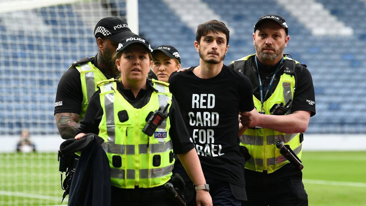 An Pfosten gekettet: Anti-Israel-Protest in EM-Quali