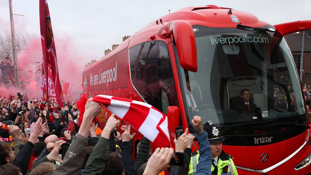 Naturgemäß ganz anders wird der Bus der Reds empfangen. Statt Flaschen und Pyro-Nebel gibt es nur Schlachtgesänge 