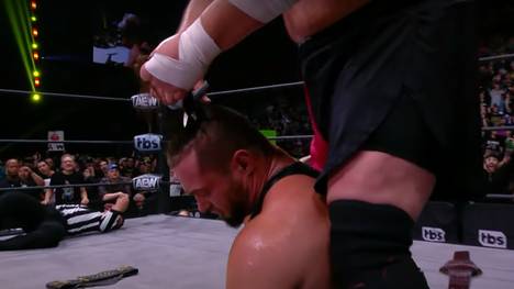 Samoa Joe schnitt Wardlow bei AEW Dynamite die Haare ab