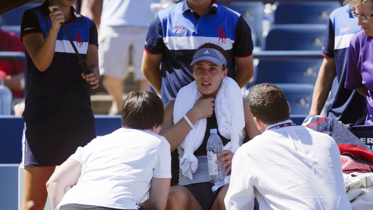 Für sie ist das Ganze zu viel: Andrea Petkovic hat in ihrem Match gegen Johanna Konta mit Kreislaufproblemen zu kämpfen. Deshalb geht der Deutschen im zweiten Satz sprichwörtlich der Saft aus