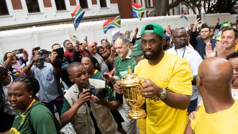Südafrikas Rugby-Team präsentiert den WM-Pokal