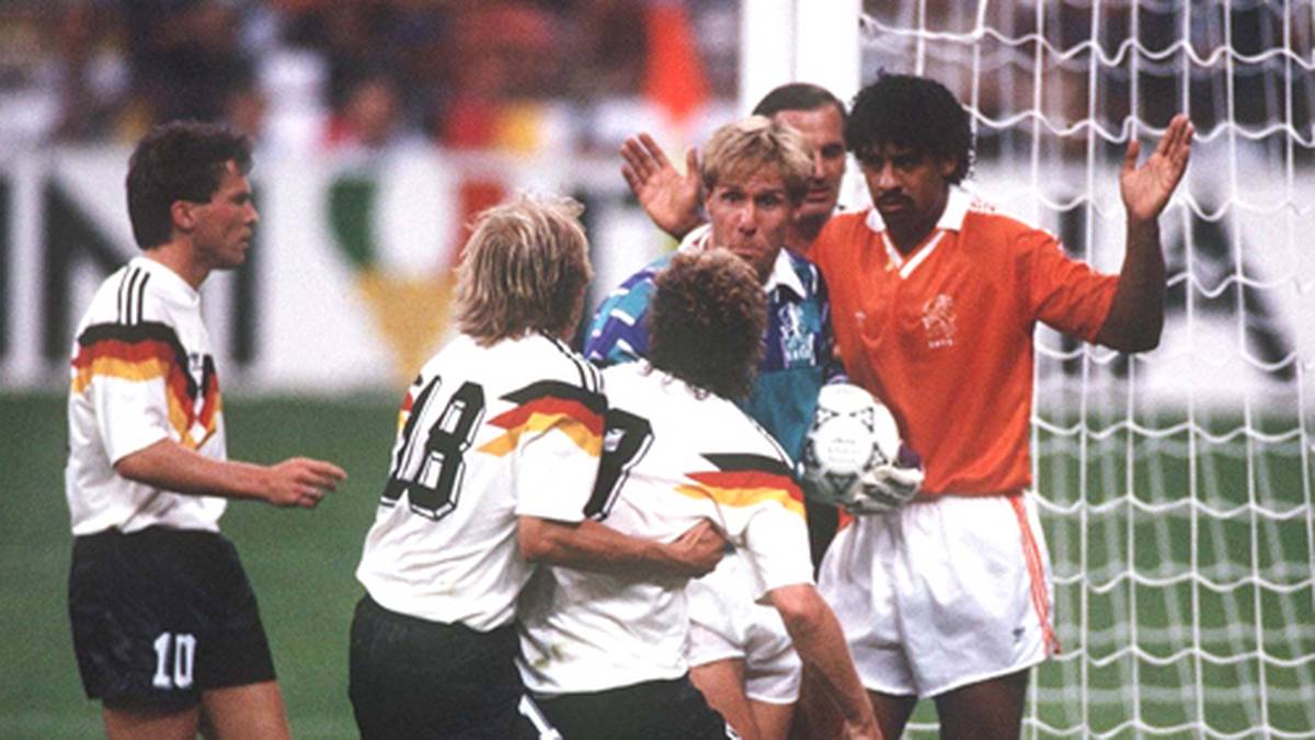 Doch der Argentinier schickt nach dem Tumult, den beide Spieler auslösen, sowohl Täter Rijkaard als auch Opfer Völler noch in der 22. Minute mit Rot vom Platz