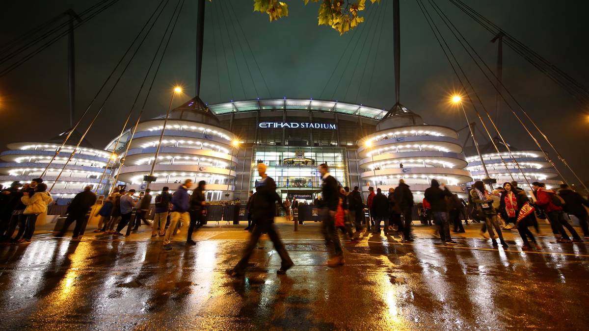 Etihad Stadium, Kapazität: 55.097, Verein: Manchester City - Das Stadion von Manchester City wurde 2002 eröffnet. Es wurde anlässlich der Bewerbung für die Olympischen Spiele im Jahr 2000 geplant