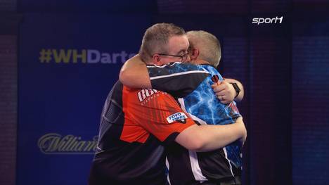 Stephen Bunting zeigt in der Partie gegen Andy Boulton Nerven aus Drahtseilen. Im entscheidenden Leg packt er einen 11-Darter aus und siegt mit 3:2.
