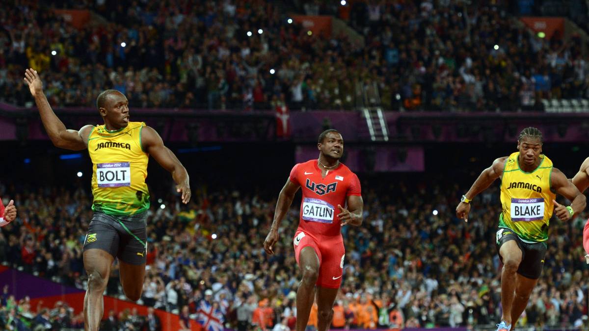 2012 kommt es zum Showdown über 100 Meter bei den Olympischen Spielen in London. Gatlin (M.) läuft in 9,79 Sekunden seine bis heute beste Zeit in einem direkten Duell mit Bolt, zum Sieg reicht aber auch das nicht. In Olympischem Rekord von 9,63 Sekunden stürmt Bolt zu Gold, Gatlin bleibt hinter Yohan Blake nur Bronze