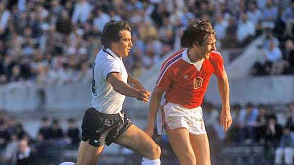 Seinen größten Erfolg als Nationalspieler feiert Magath im Jahr 1980. Deutschland wird Europameister - und Magath ist mittendrin. Anschließend wird er mit dem DFB-Team noch zweimal Vizeweltmeister