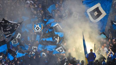 Fans des Hamburger SV und von Schalke 04 prügeln sich vor dem Spiel