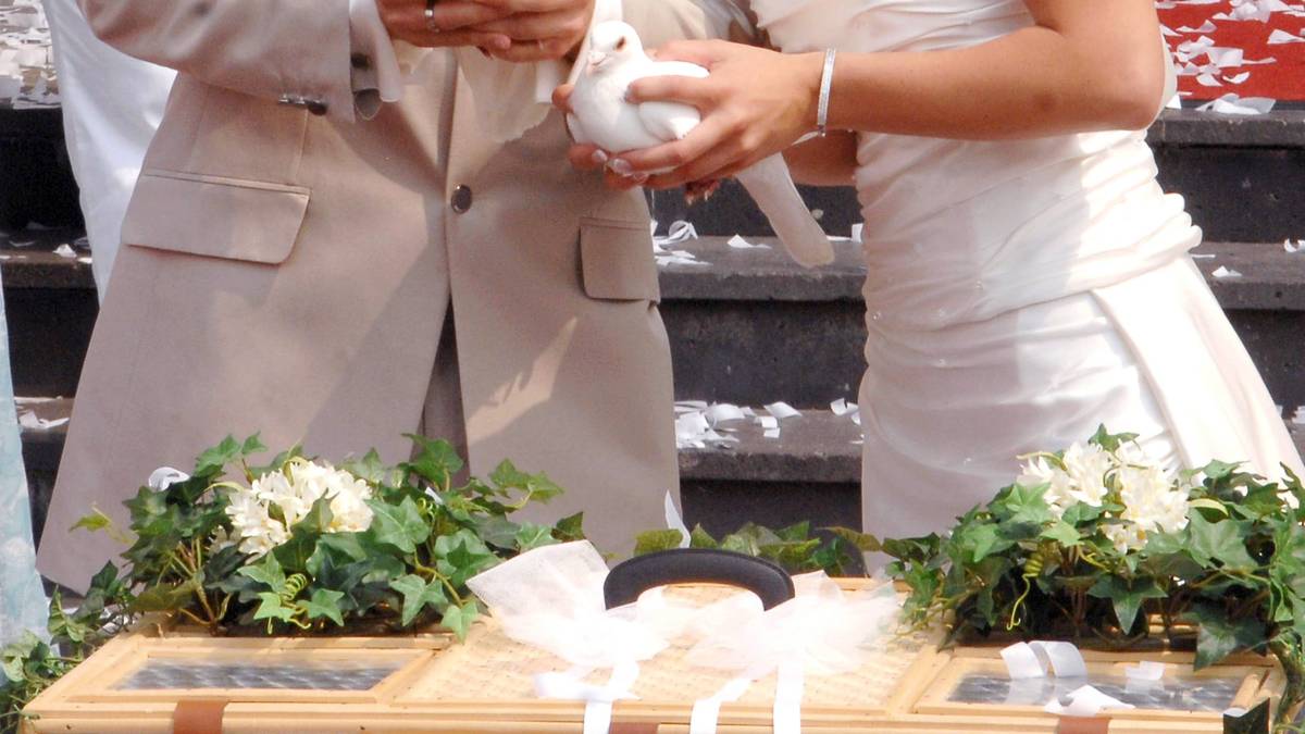 Der Juni ist als Hochzeitsmonat bei Fußballern sehr beliebt. Noch das obligatorische Küsschen. Dann ließen Arjen Robben und seine frisch angetrauten Ehefrau Bernadien weiße Tauben in den Himmel steigen