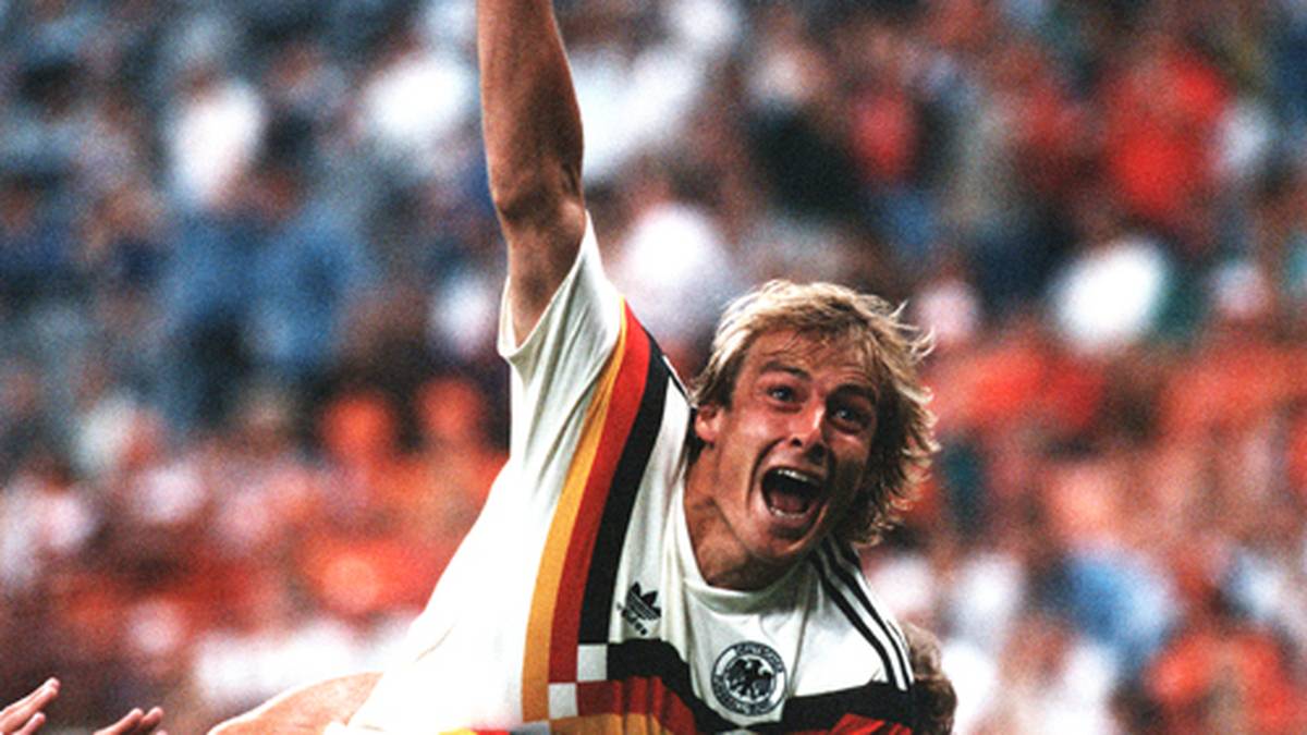 Fußball gespielt wird anschließend auch noch: Nach Jürgen Klinsmanns Treffer in der 51. Minute baut Andy Brehme die Führung auf 2:0 aus (85.). Koemans Anschlusstreffer in der 89. Minute ist lediglich Ergebniskosmetik