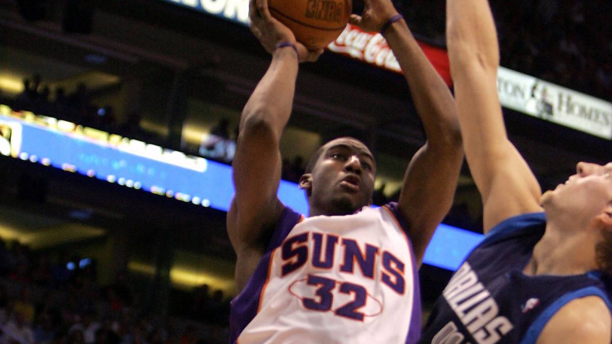 AMAR'E STOUDEMIRE 32: Stoudamire war in seinen ersten Jahren in der NBA einer der athletischsten Spieler. Die Nummer 32 liebte es den Ball per Dunking im Korb zu versenken