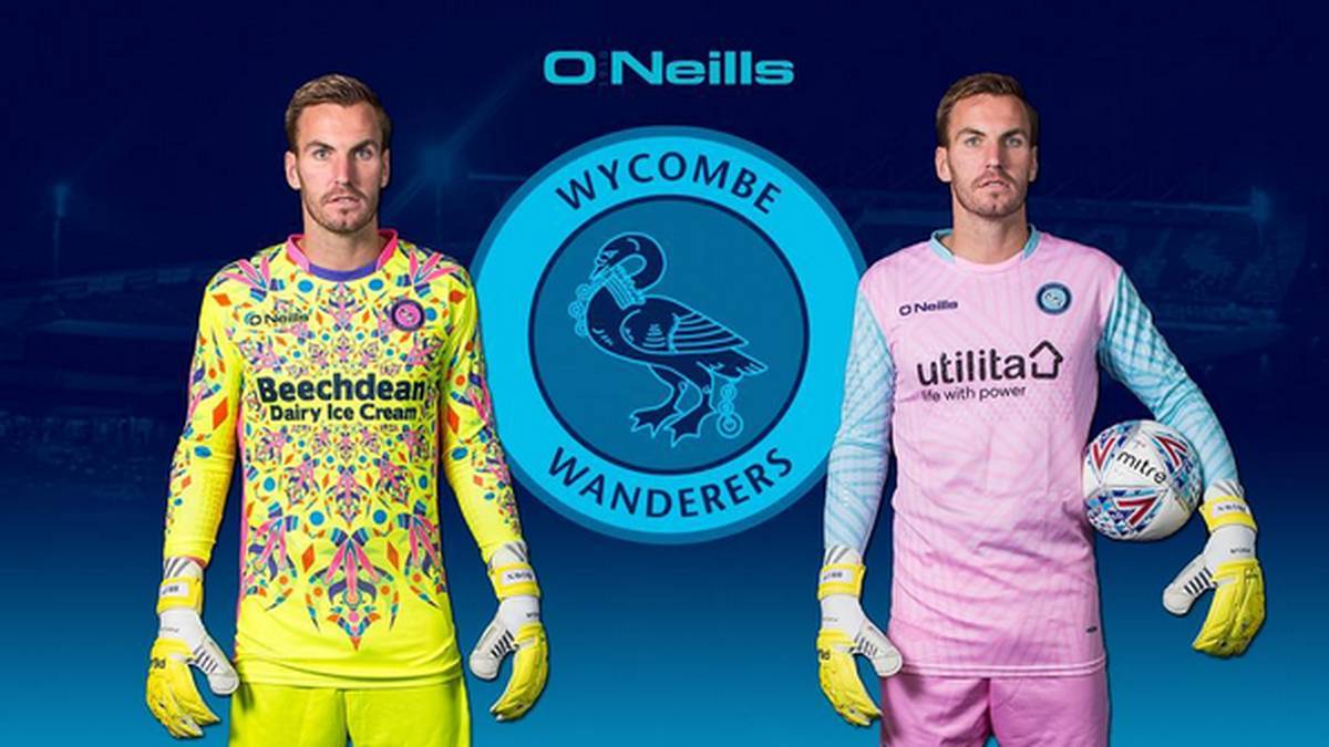 Noch mutiger war der englische Viertligist Wycome Wanderers. Dessen neue Torwart-Trikots können ja fast schon Augenkrebs hervorrufen. Damit sollen offenbar die gegnerischen Stürmer verwirrt werden. Ein fester Platz in unserer Galerie ist dem Klub schon jetzt sicher