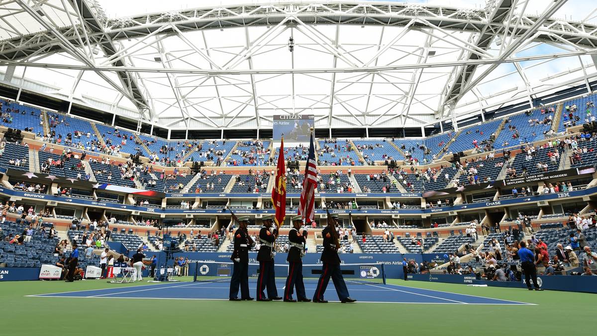 Wegen der frühen Anfangszeit sind die Zuschauerränge beim ersten Halbfinale der Damen nur spärlich besetzt