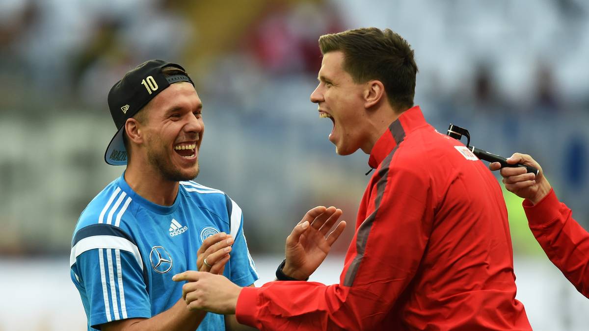 Lukas Podolski hat bei jedem Wetter gute Laune. Vor Beginn scherzt er mit Polens Ersatzkeeper Wojciech Szczesny. Beide kennen sich aus der gemeinsamen Zeit bei Arsenal