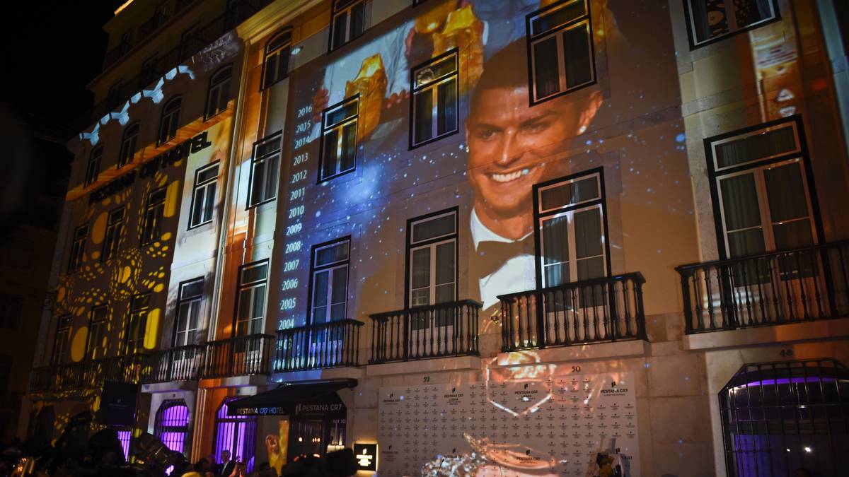 Schon bei der Eröffnung wurde klar: In den Hotels dreht sich wirklich alles um Cristiano Ronaldo. In der Dependance in Lissabon wurde die Fassade mit überdimensionalen Ronaldo-Bildern bestrahlt