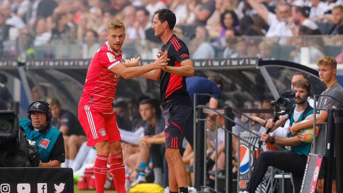 Bayern-Star Joshua Kimmich (l.) bedankt sich bei Co-Trainer Dino Toppmöller (r.) für den Trapp-Tipp