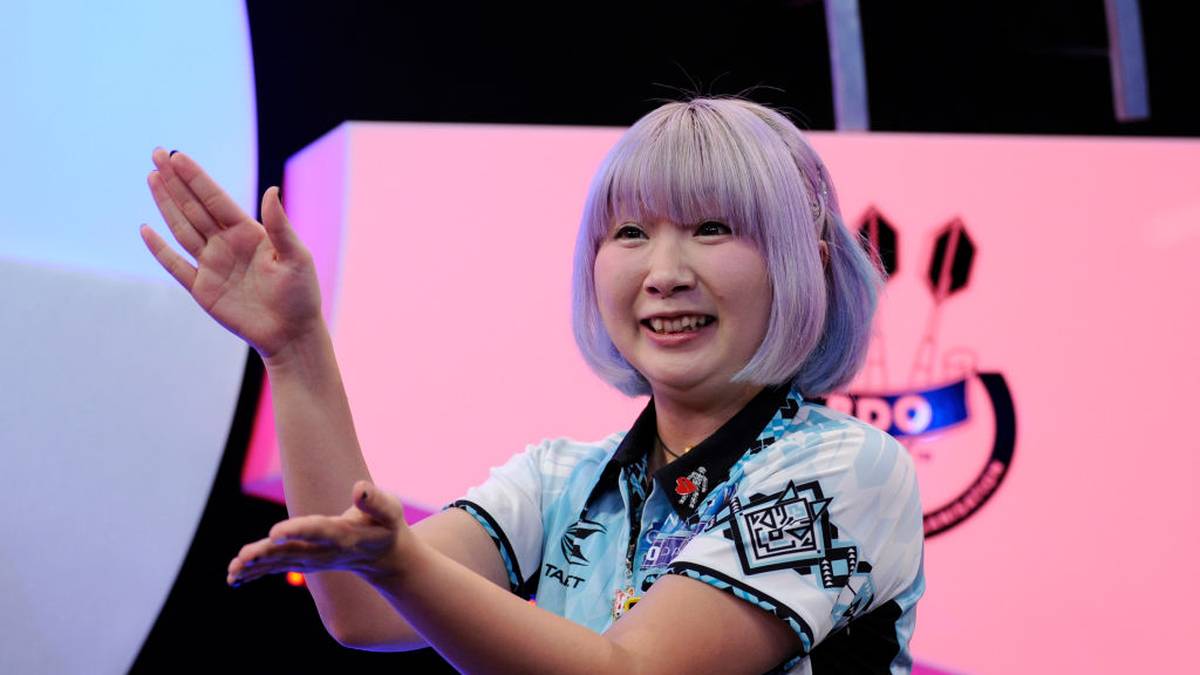 MIKURU SUZUKI vs. James Richardson (15.12.): Auch heuer nehmen wieder zwei Frauen an der Darts-WM teil. James Richardson sollte die stets gut gelaunte BDO-Weltmeisterin aus Japan auf keinen Fall unterschätzen. Beim Grand Slam of Darts schlug sie sich trotz drei Niederlagen sehr wacker