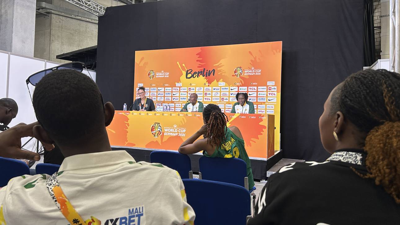 Malis Spielerin Rokia Doumbia agierte auf der Pressekonferenz als Dolmetscherin für Cheftrainer Oumarou Sidiya
