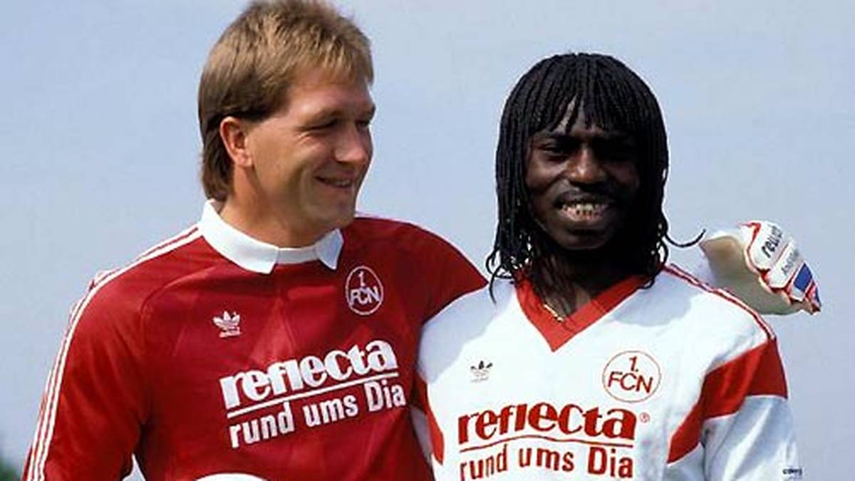 Nürnbergs Andreas Köpke (l.) freut sich über Neuzugang Souleyman "Sammy" Sane. Der kommt mit der Empfehlung von 21 Toren in der Saison 1987/1988 aus Freiburg