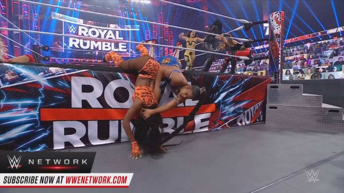 WWE Royal Rumble 2021: Naomi rettet sich mit Belairs Haaren
