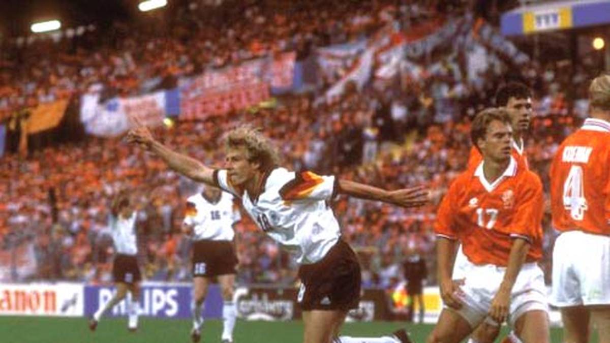 18. Juni 1992 in Göteborg:  In der Gruppenphase der EM-Endrunde spielt die Oranje-Elf die Mannschaft von Berti Vogts teilweise an die Wand. Jürgen Klinsmann (M.) verkürzt nach Toren von Frank Rijkard und Rob Witschge zum zwischenzeitlichen 1:2 (54.)