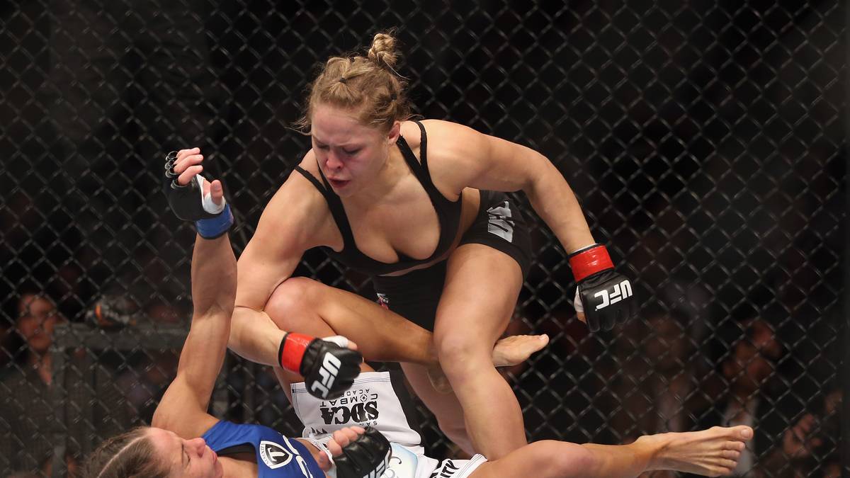Rousey galt unter Experten als die beste MMA-Kämpferin der Welt. Ihre Spezialität- die Gegnerin durch einen Armhebel zum Aufgeben zu zwingen - brachte ihr den Spitznamen "Arm-Sammlerin" ein