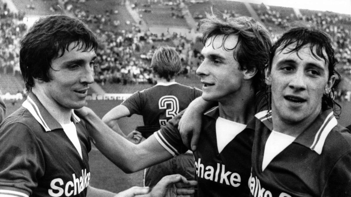 KLAUS FISCHER: Und gleich nochmal das Jahr 1976! Beim historischen 7:0 des FC Schalke in München am 9. Oktober brachte Stürmer Fischer gleich vier Treffer zustande. Man sieht, dass die Bayern damals turbulente Zeiten erlebten