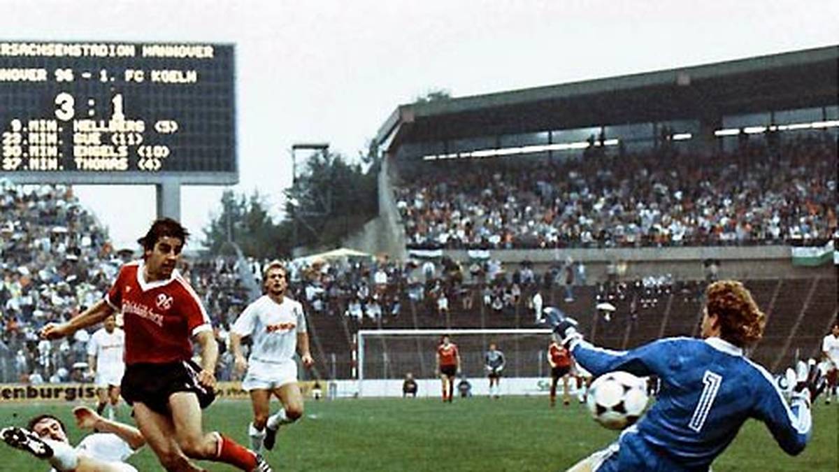 1993 erringt Sigi Reich im Wolfsburger Trikot die Torjägerkanone. Sechs Jahre vorher war ihm das für Hannover 96 (26 Tore) gelungen