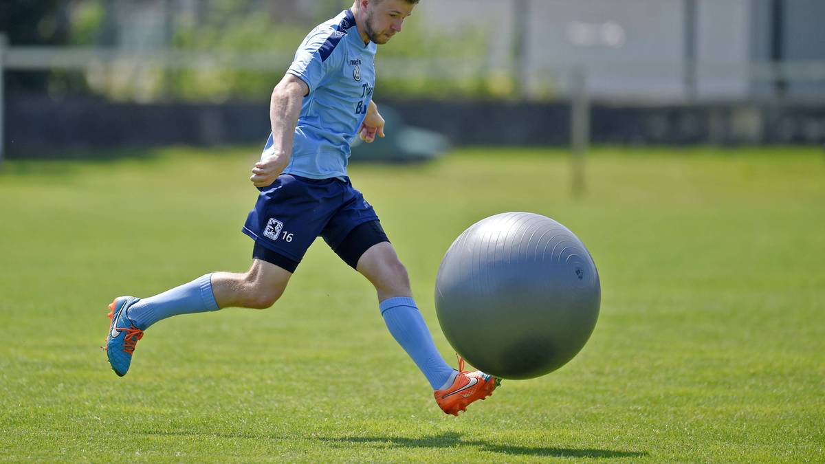 Stephan Hain scheint sofort den richtigen Touch gefunden zu haben. Der Stürmer hat die Kugel fest im Blick...
