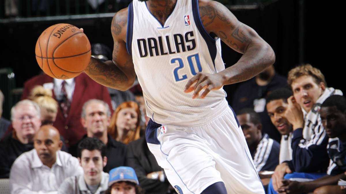 Immerhin drei Saisons hält sich Dominique Jones im Kader, bis er im März 2013 entlassen wird. 2010 zahlen die Texaner am Draft-Abend sogar drei Millionen Dollar für den 25. Pick an die Memphis Grizzlies. Jetzt spielt er im Iran