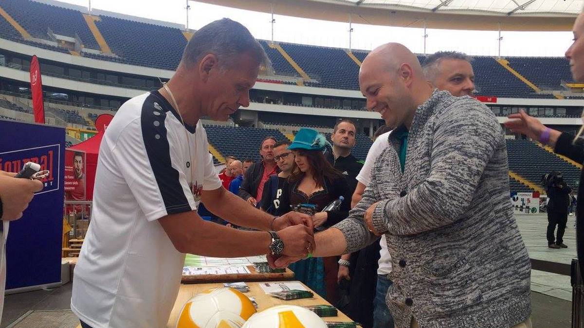 Erst die Anmeldung, dann das große Schießen.