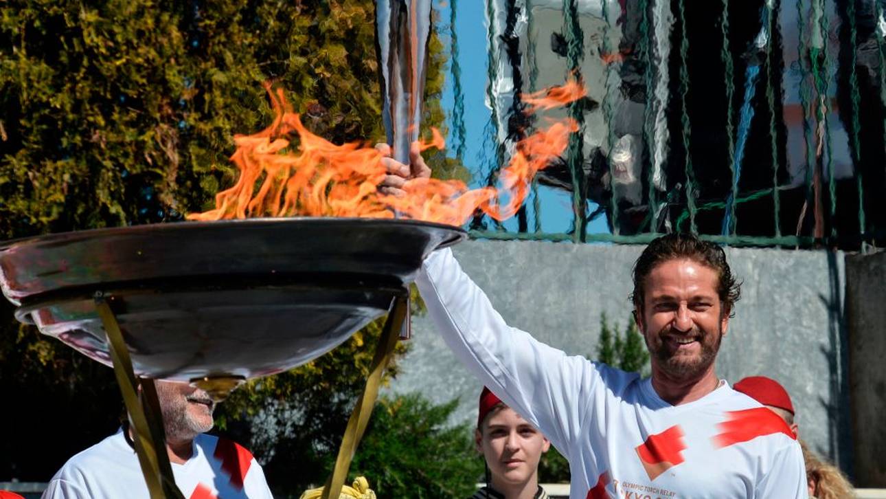 Hier lacht US-Schauspieler Gerard Butler noch - später wurde der Olympische Fackellauf abgebrochen