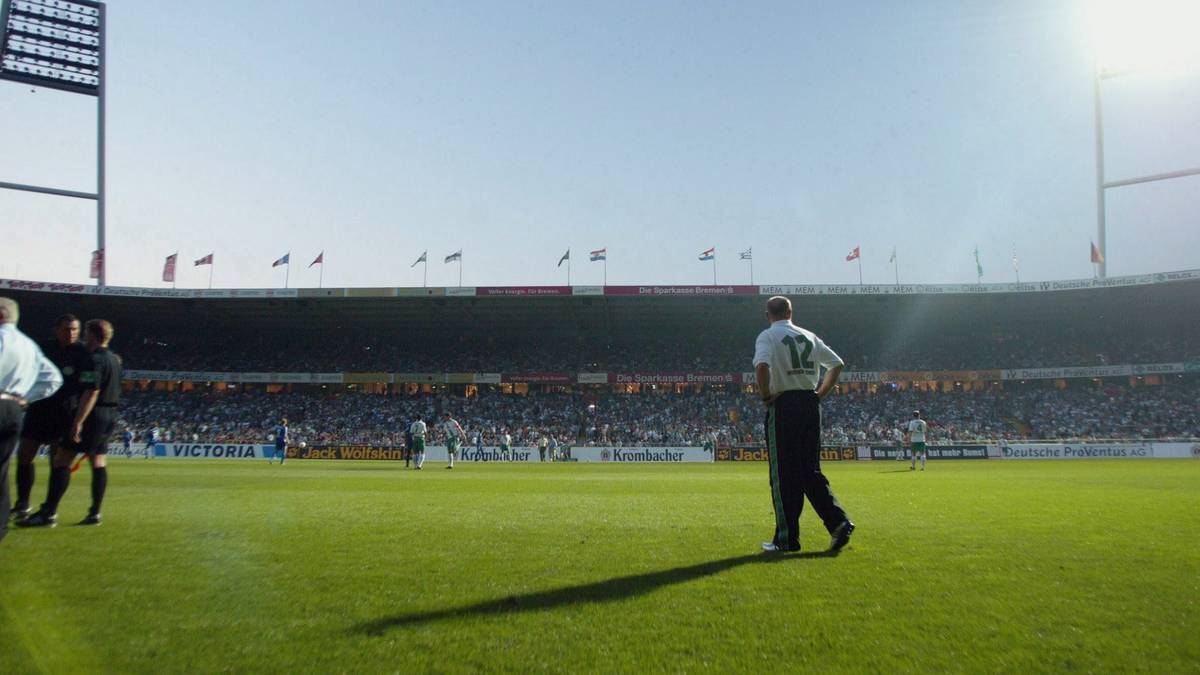 2004/05 - Werder Bremen - Schalke 04: Die Bundesliga-Spielzeit 2004/05 beginnt kurios: Weil einer der Flutlichtmasten im Weserstadion wegen eines defekten Stromkabels nicht funktioniert, kann die Partie zwischen Bremen und Schalke erst 66 Minuten später angepfiffen werden