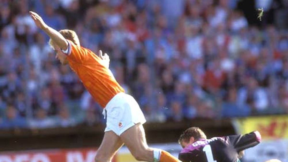 Dennis Bergkamp (l.) besiegelt mit dem 3:1 (72.) aber den Knockout. Die DFB-Auswahl erreicht dennoch das Finale, unterliegt allerdings Dänemark mit 0:2