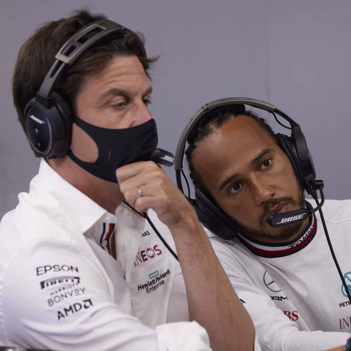 Lewis Hamilton spielt nach dem F1-Finale offenbar sogar mit Rücktrittsgedanken. Mercedes-Boss Toto Wolff findet deutliche Worte. Legende Alain Prost sieht eine reale Gefahr für den Abschied des Rekordweltmeisters.