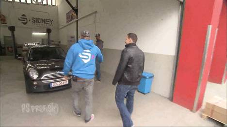 Die PS Profis Jean Pierre und Sidney suchen heute ein neues Auto für Sport1-Zuschauer Fatboy-Slim. Nun sucht er noch ein adäquates Auto zu seinem neuen Look – etwas Kleines und Sportliches mit viel PS. Sein Budget: 10.000 Euro. JP und Sid nehmen drei Mini-Flitzer genau unter die Lupe. Sie checken einen Smart Forfour Brabus, einen Renault Clio Sport und einen Mini Cooper S. Das verspricht rasante und spaßige Probefahrten. Doch für welchen Wagen wird sich Fatboy-Slim am Ende entscheiden?