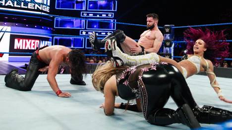 Finn Balor und Sasha Banks (r.) trafen beim Debüt der Mixed Match Challenge auf Shinsuke Nakamura und Natalya