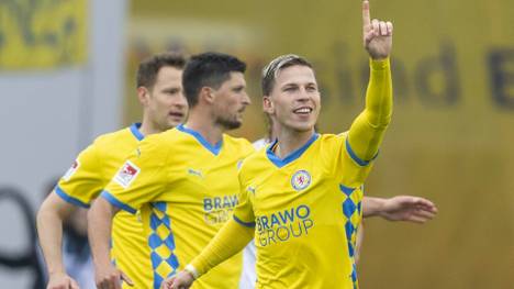 Braunschweigs Lino Tempelmann jubelt nach seinem Tor